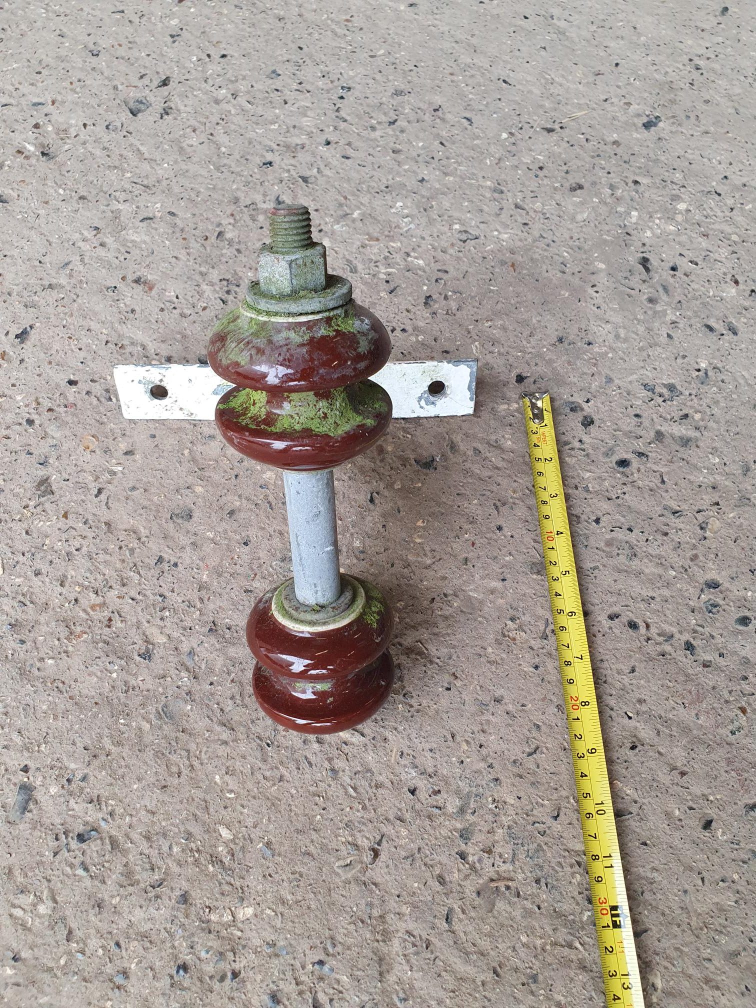 Electric Porcelain Building Connection Insulators on wall bracket