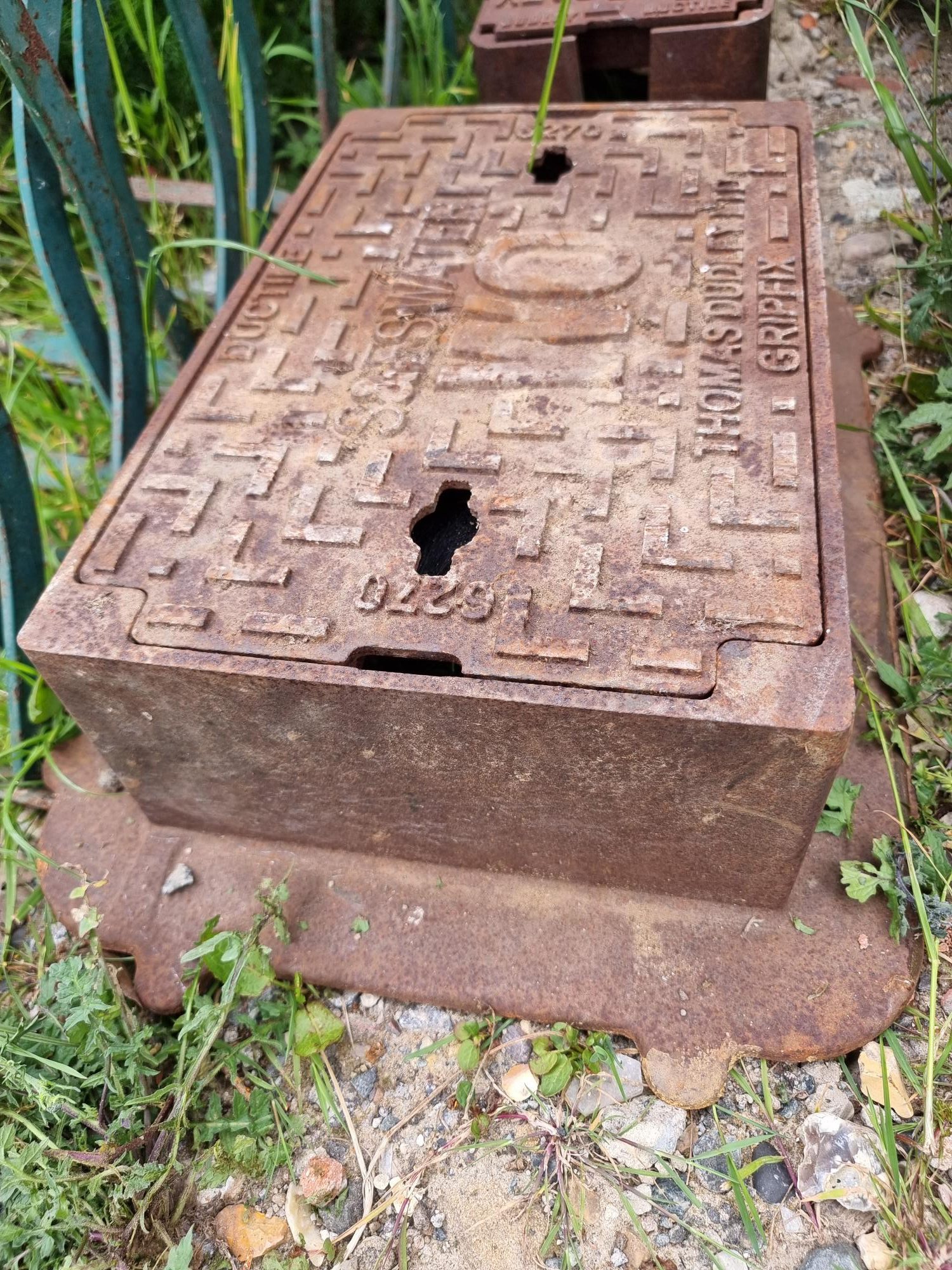 Large Ductile Iron Cover & Frame – Water