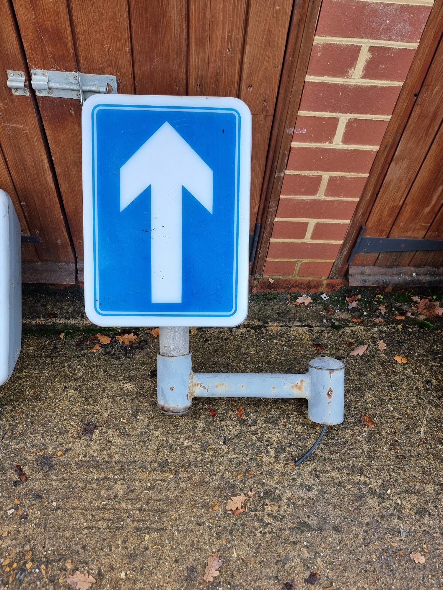 Simmons Internally Illuminated  One Way Arrow