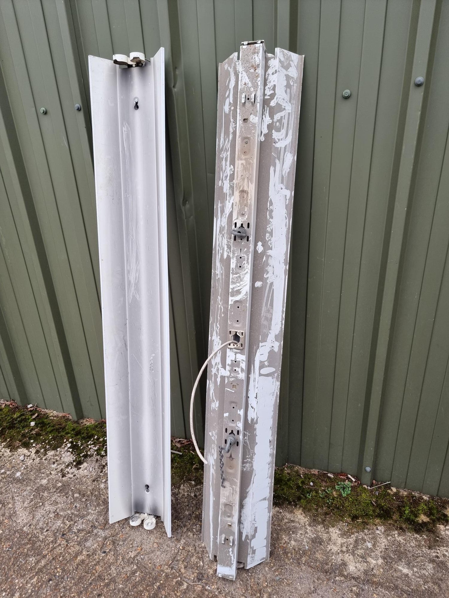 5 Foot Twin Fluorescent Lights With Cowl / Shade – Hire Only