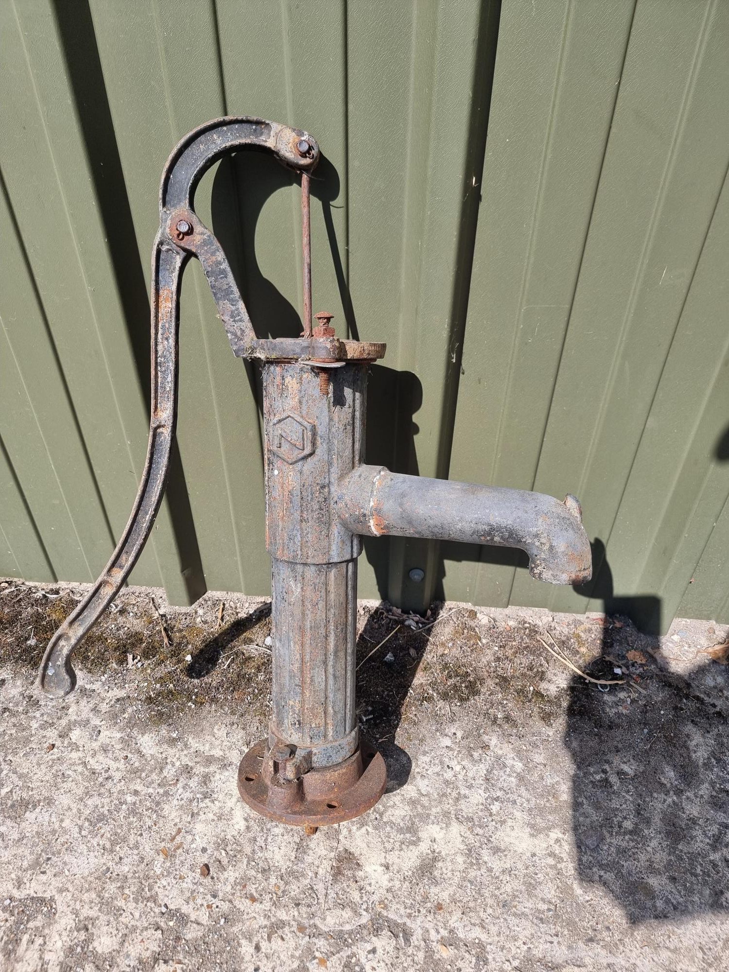 Old Cast Iron Water Hand Water Pump