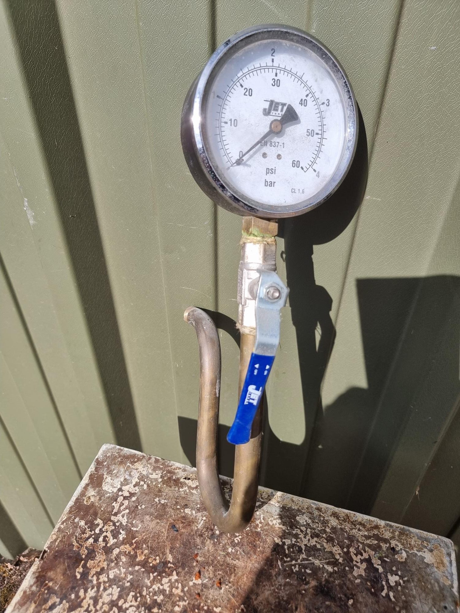 Boss Pressure Gauges On U tube with valve 10 cm.Diamter Gauge